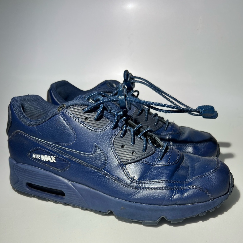 Nike Air Max 90. Size 7Y. Color Blue Navy. Used. Good Conditions. No box